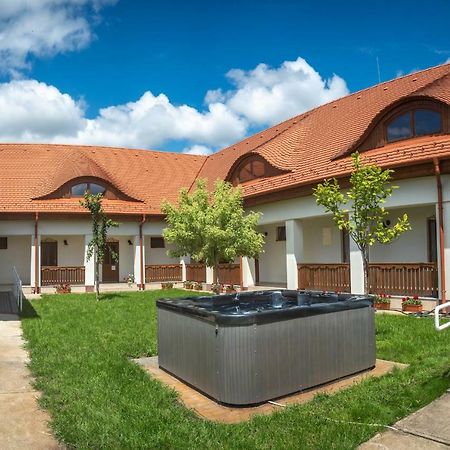 Szabolcs Vezer Panzio Bed & Breakfast Eksteriør bilde