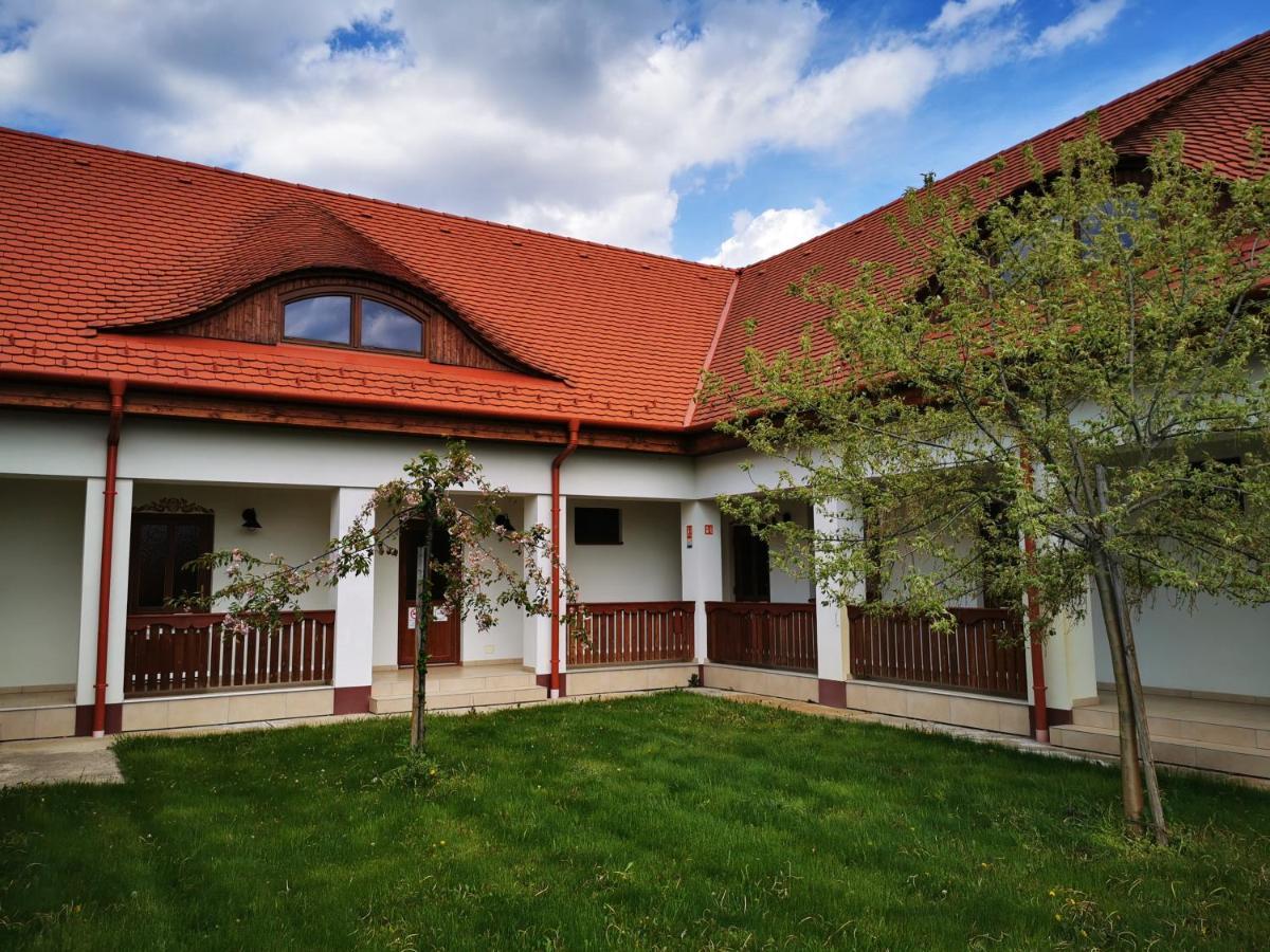 Szabolcs Vezer Panzio Bed & Breakfast Eksteriør bilde